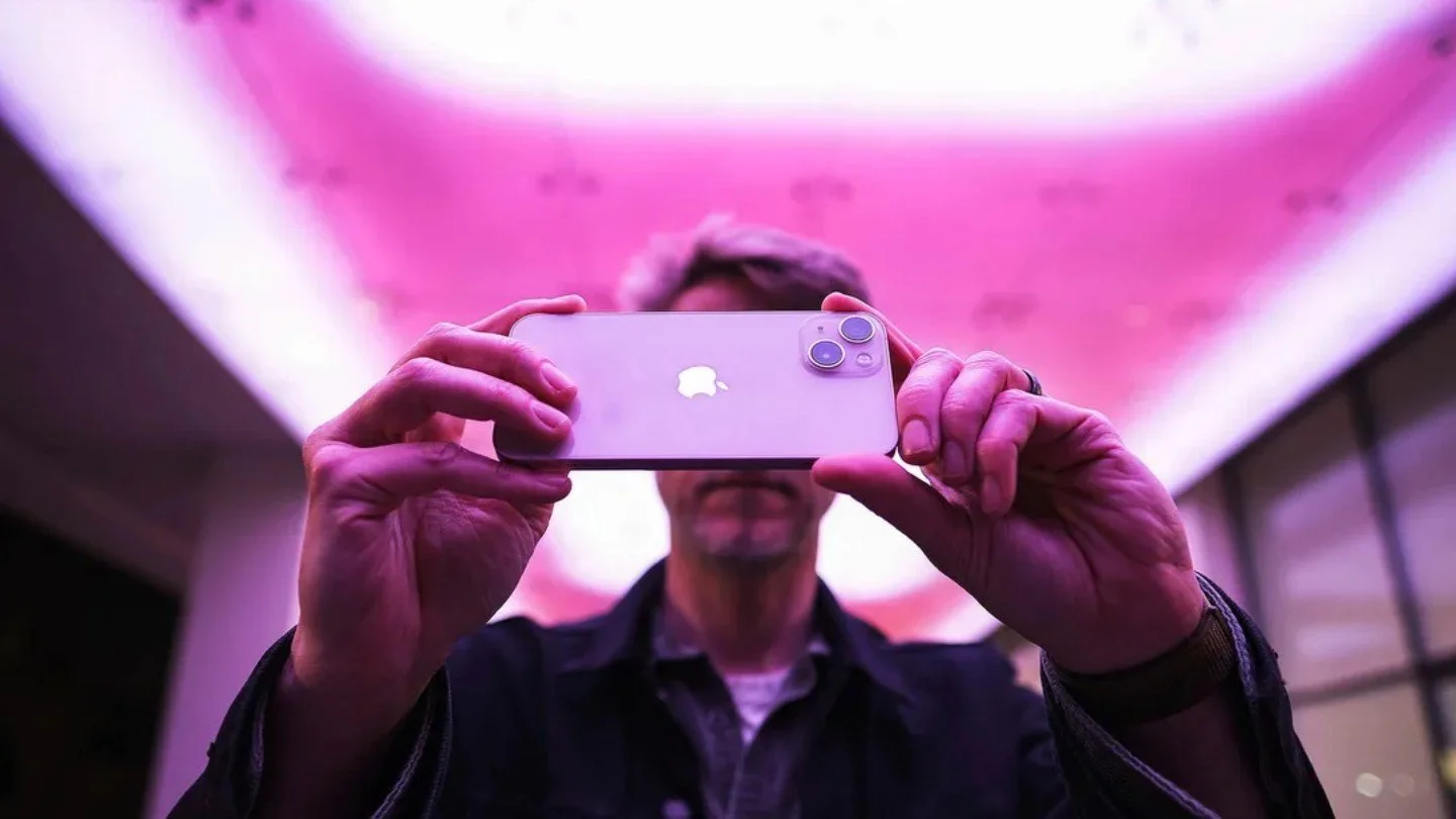 Одна из самых популярных моделей iPhone рекордно подешевела в России