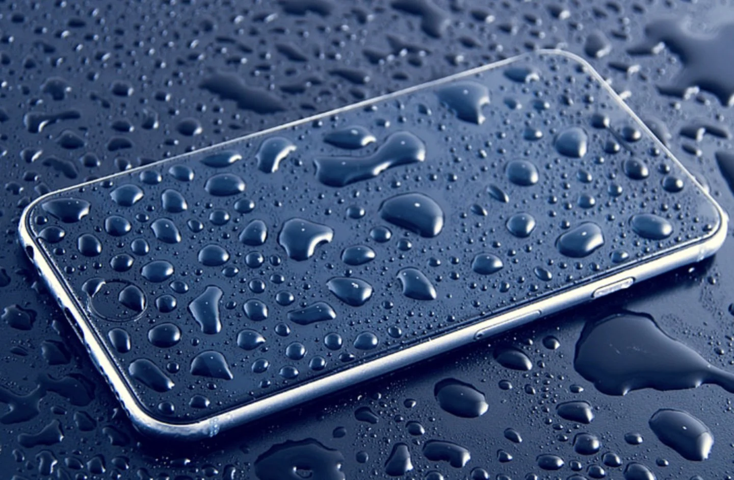 Источник: PickPik / iPhone с водой