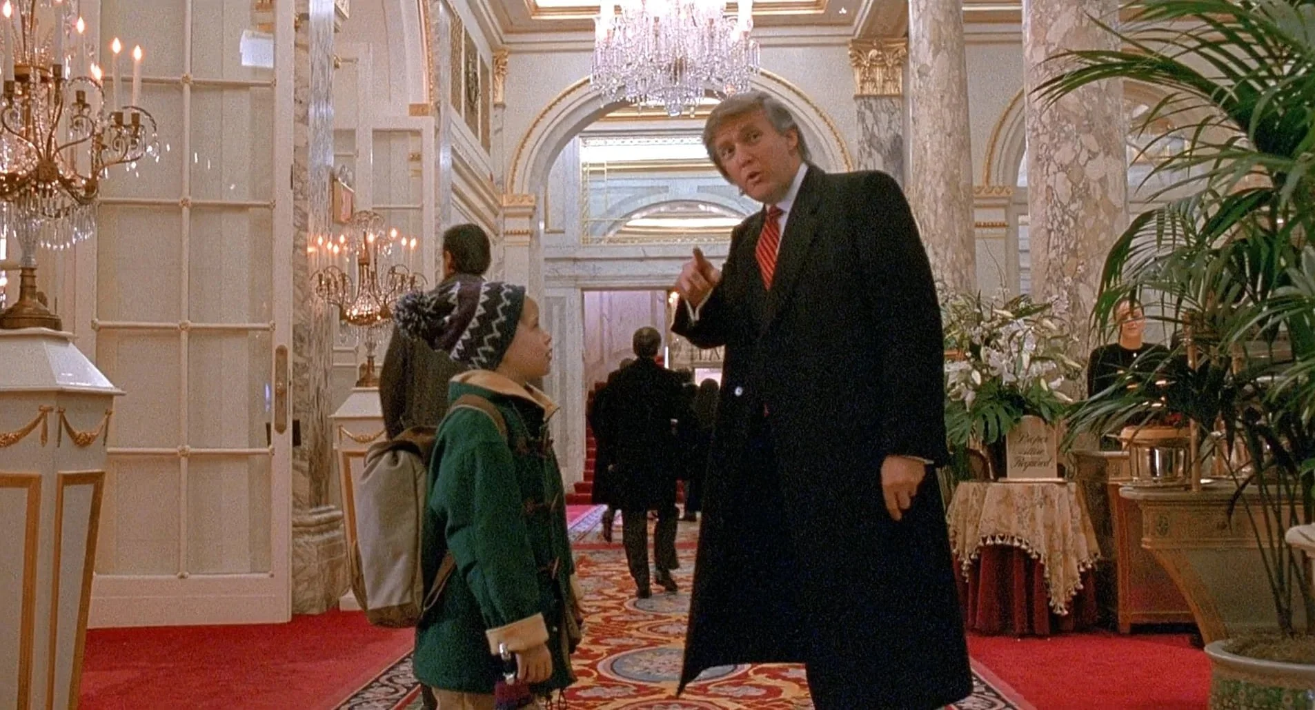 Дональд Трамп и&nbsp;Маколей Калкин в&nbsp;«Один дома 2»