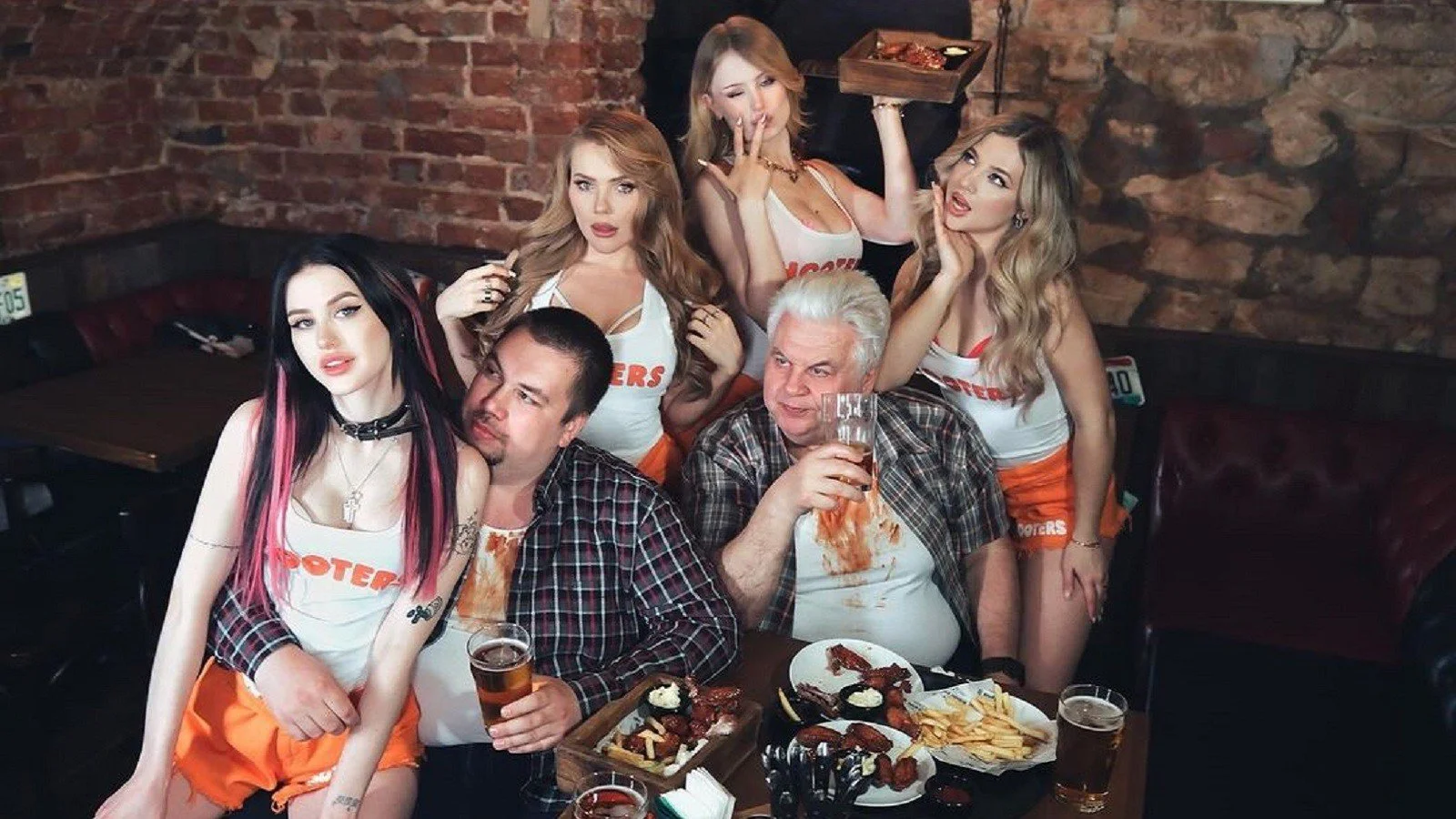Даша Дошик, Карина Кросс и другие блогерши провели фотосессию со скуфами