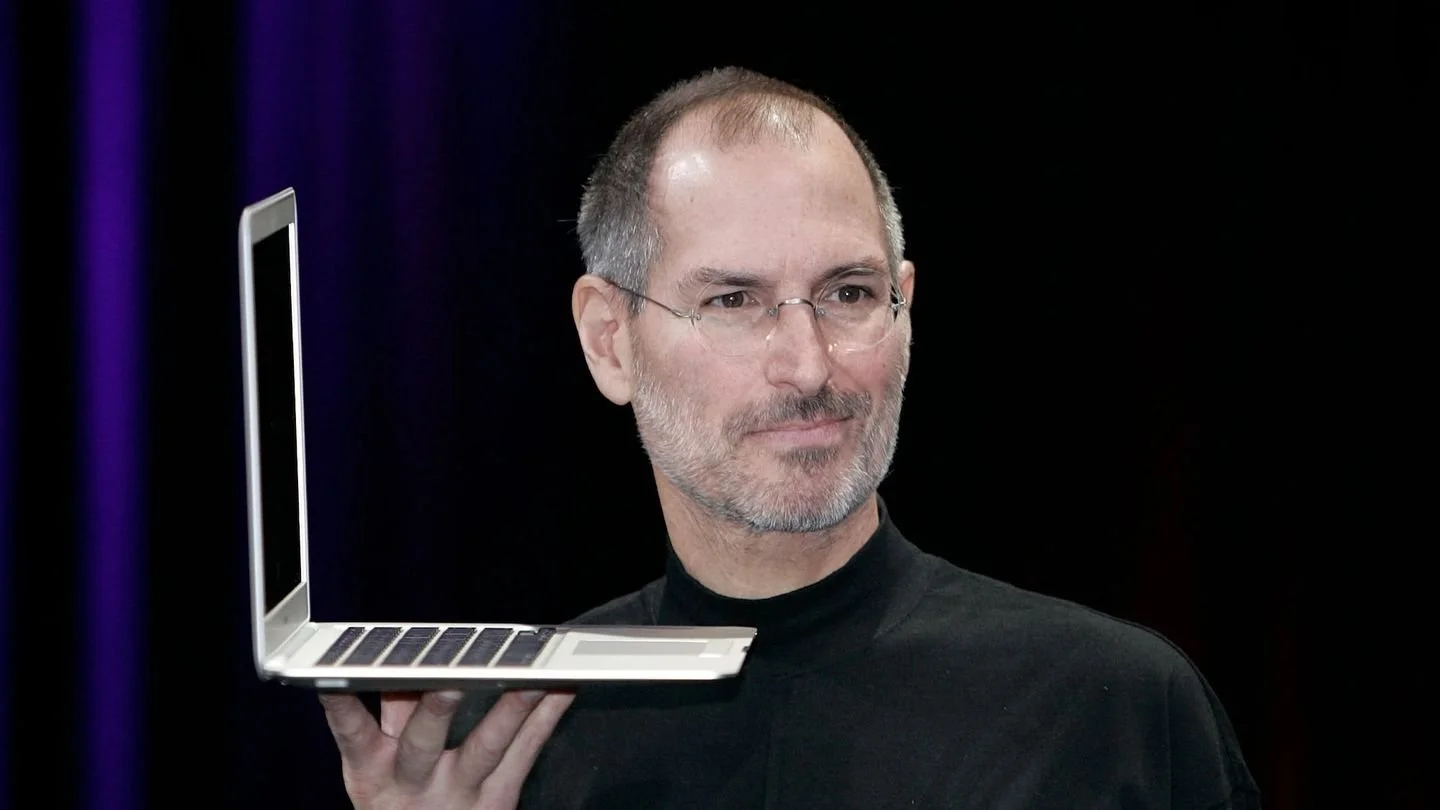 Источник: 9to5Mac / Стив Джобс с MacBook Air