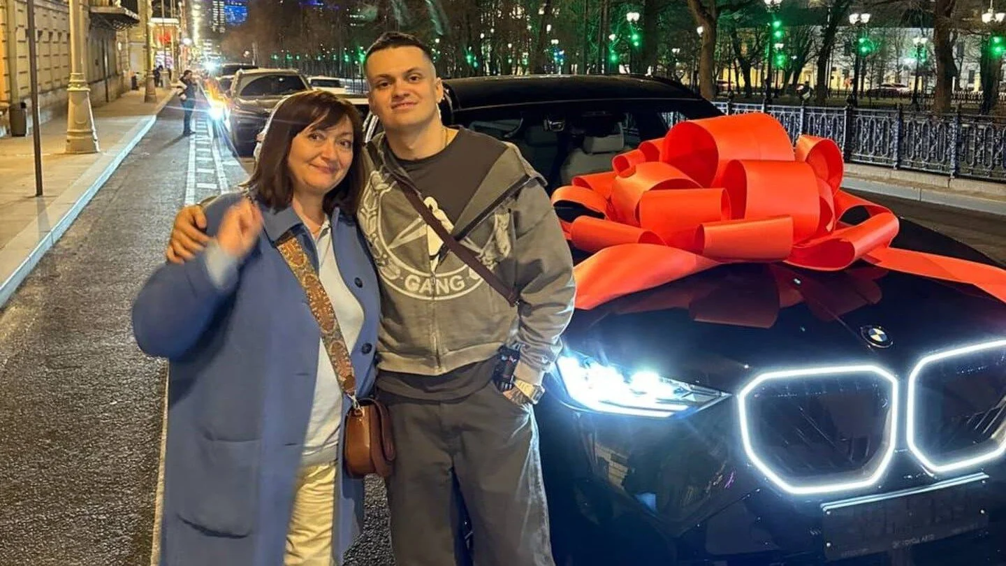 Бустер подарил маме новый автомобиль BMW X3 за 8,5 млн рублей