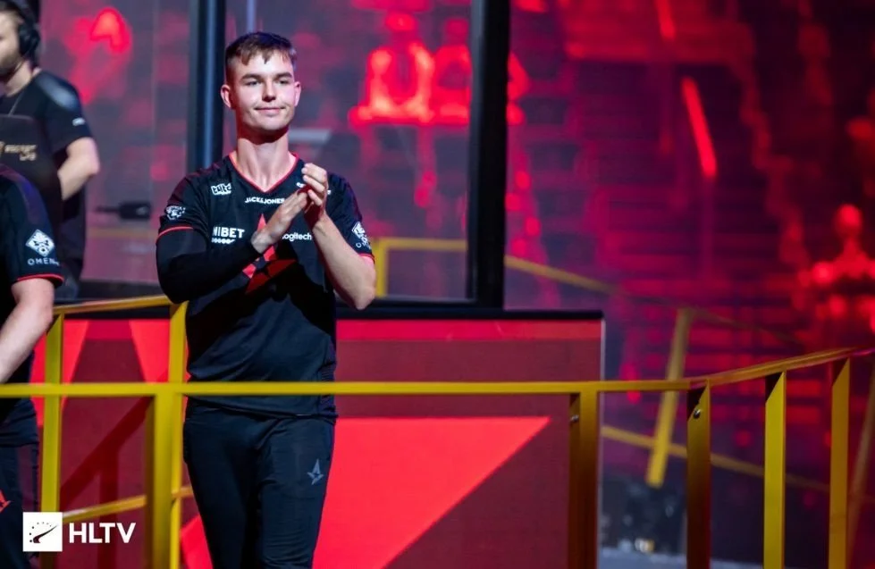 dev1ce успел везде: стал MVP StarLadder Berlin Major по CS:GO и сломал кубок