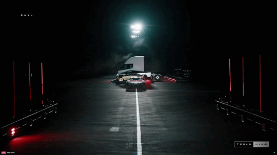 Tesla Roadster перепрыгивает грузовик