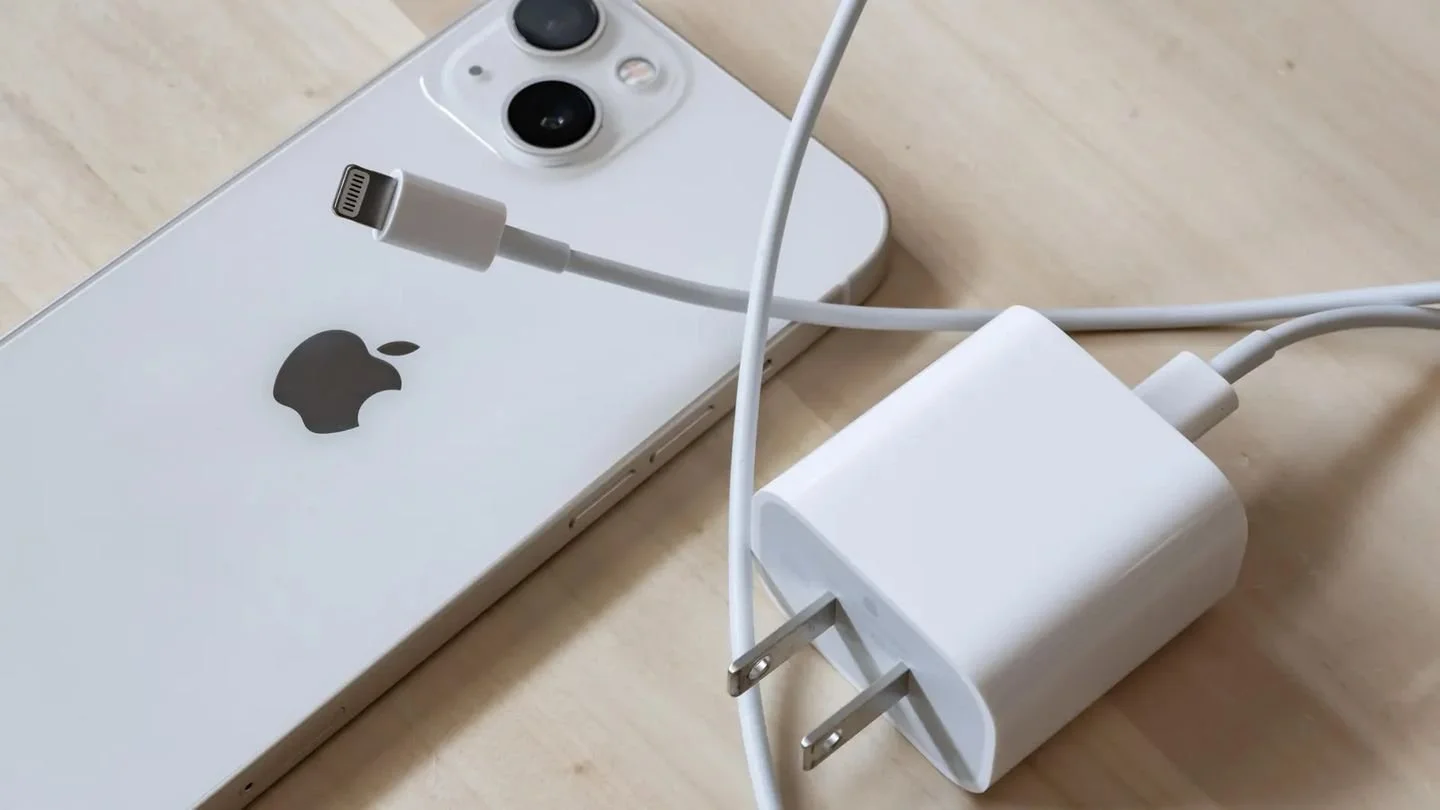Источник: Forbes / Фото iPhone вместе с кабелем и зарядным устройством