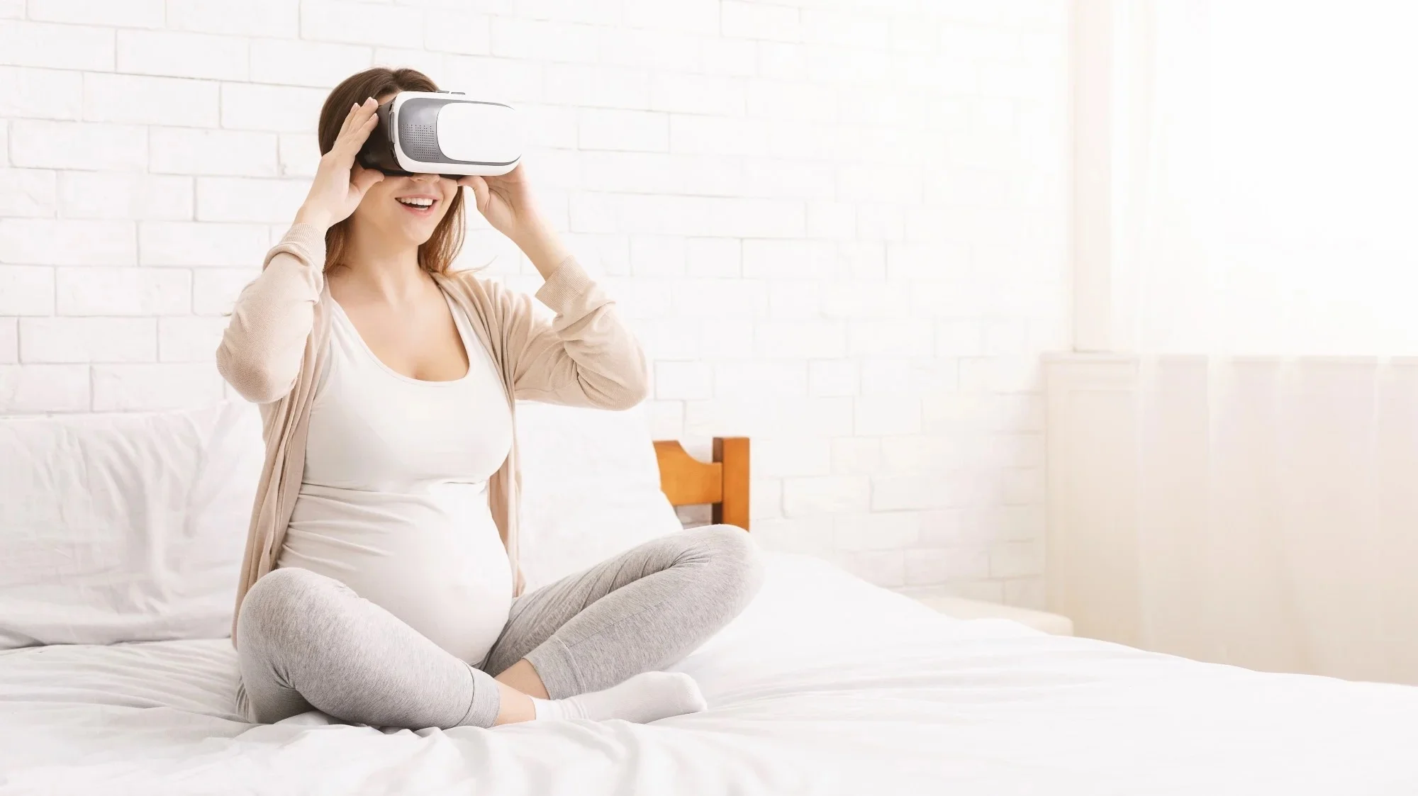Беременная девушка в VR-очках
