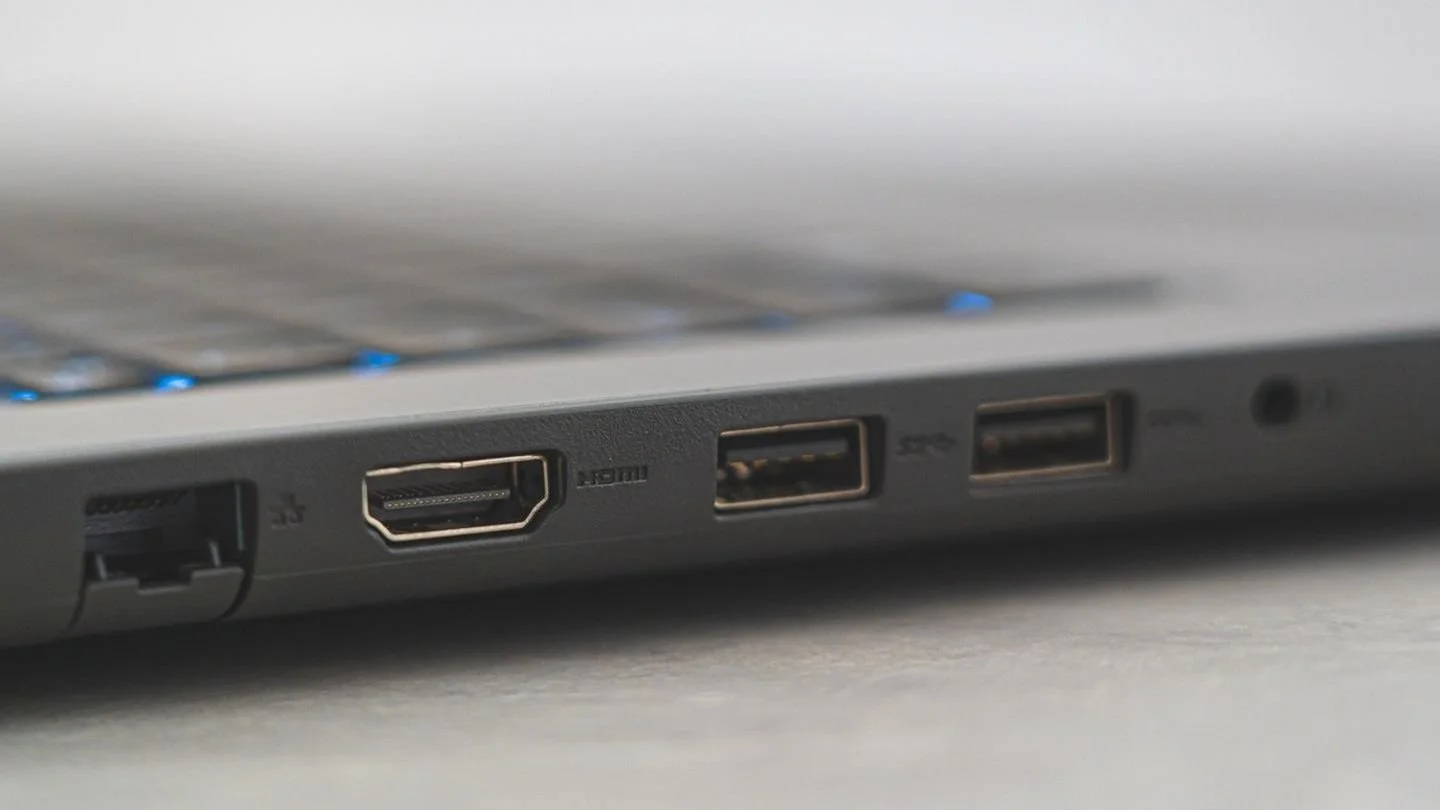 Источник: Laptop Service Dubai / Фото боковой панели ноутбука