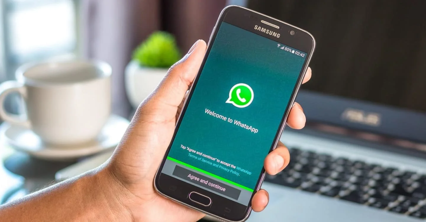 Источник: prodengi.kz / Смартфон с приложением WhatsApp*