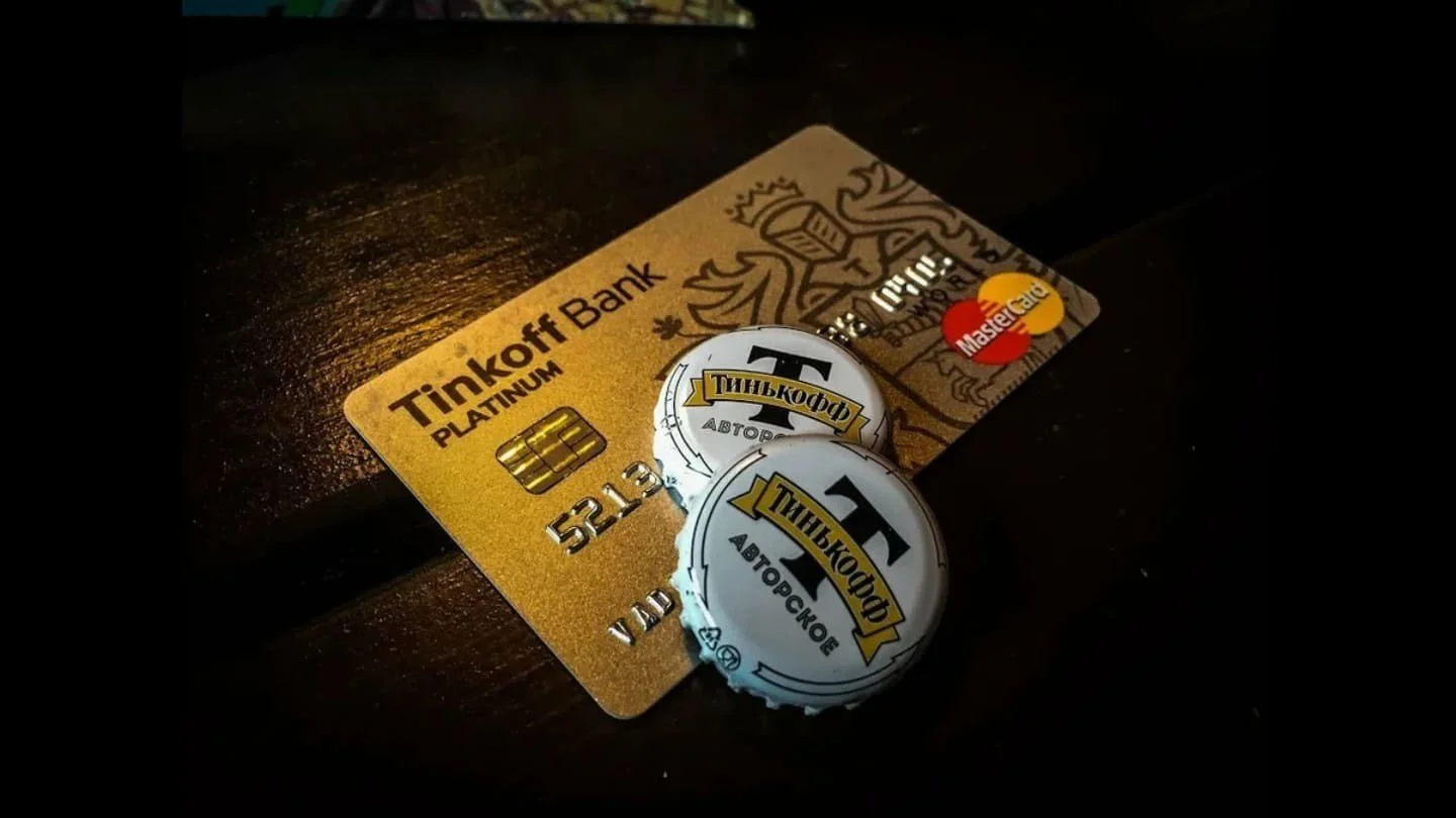 TINKOFF уходит из России. Объясняем, что будет с клиентами банка