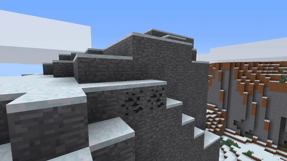 Источник minecraft.fandom.com / Редкое явление — руда в горах, выше точки оси Y 120