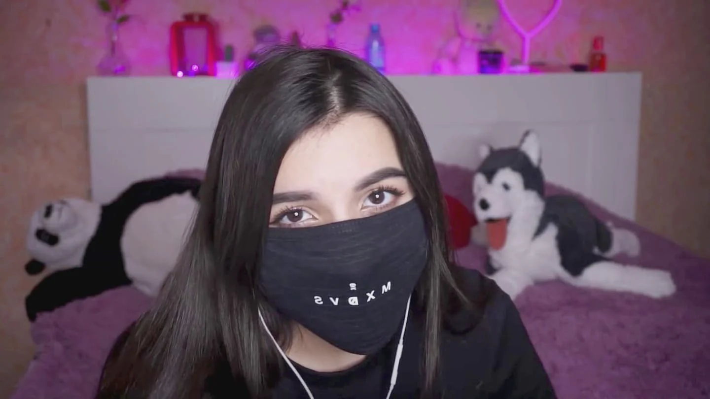 Стример спалил нос Tenderlybae — вот так она выглядит без маски