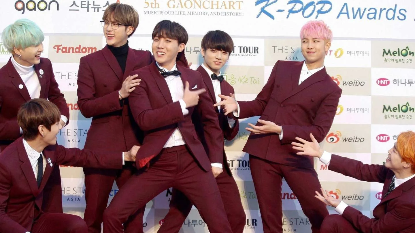 В «Пятерочках» началось голосование за лучшего участника BTS
