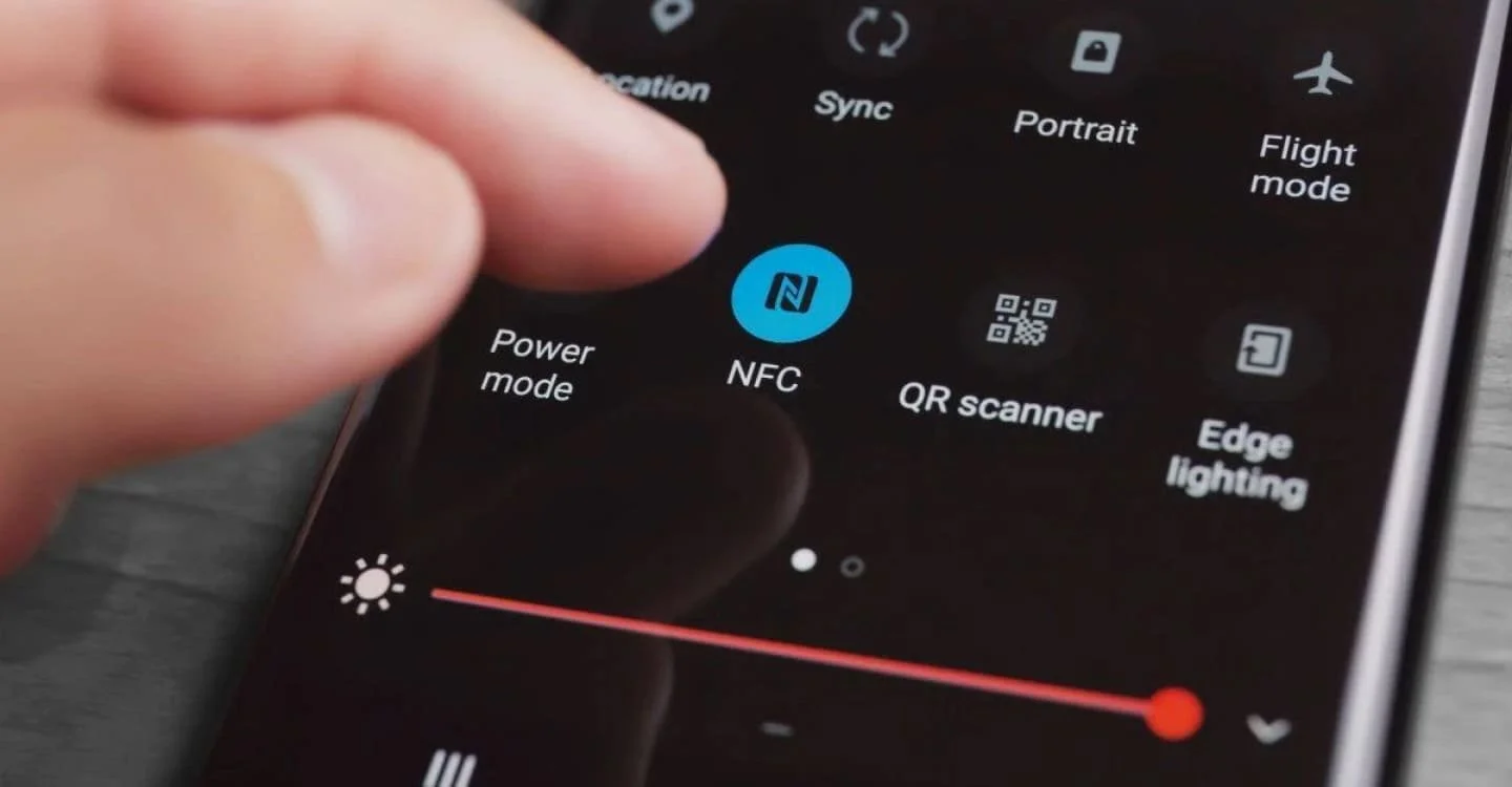 Источник: habr.com / Кнопка включения NFC на панели устройства