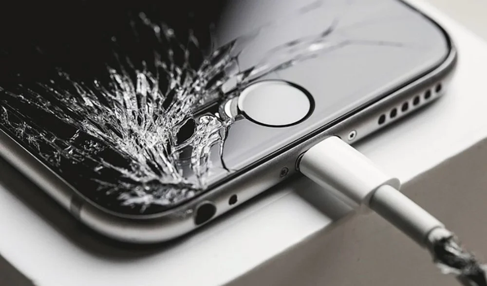 Источник: Habr / Сломанный iPhone