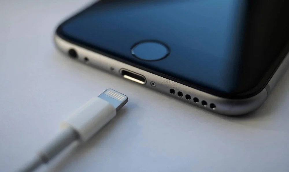 Источник: The Sun / Подключение iPhone к зарядке