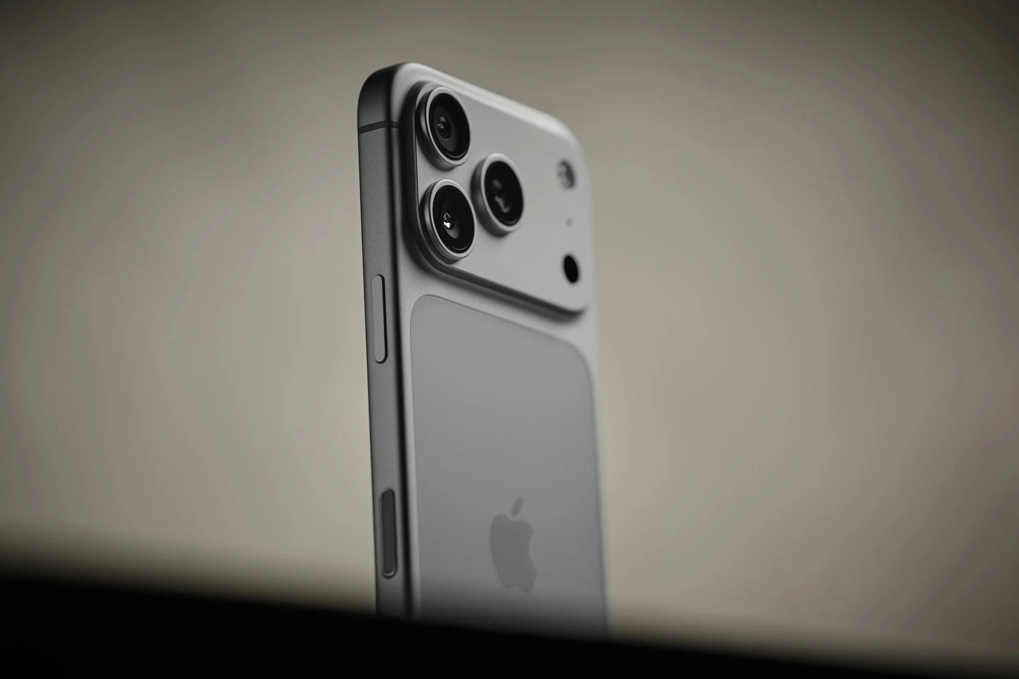 Изображение: iPhone 17 Pro / Фото: Илья Кичаев / Wylsacom Media