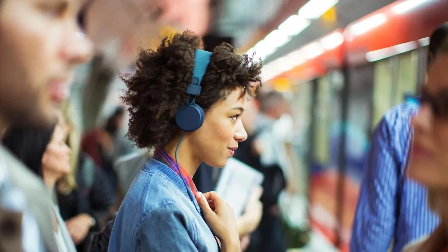 Источник: The Guardian / Фото девушки в Bluetooth-наушниках
