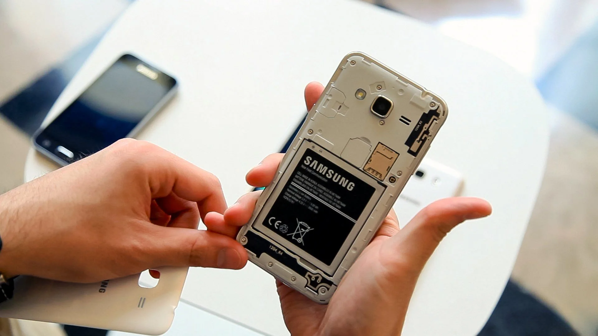 Как открыть телефон Samsung