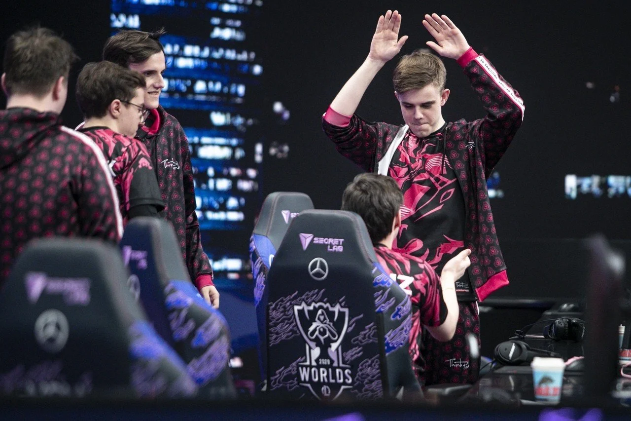 Российская команда впервые за четыре года в групповом этапе Worlds! Unicorns of Love удивляют фанатов Лиги Легенд