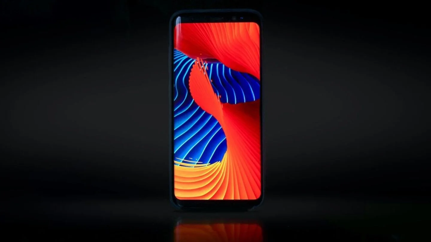 Источник: VOI / Смартфон с Amoled-экраном