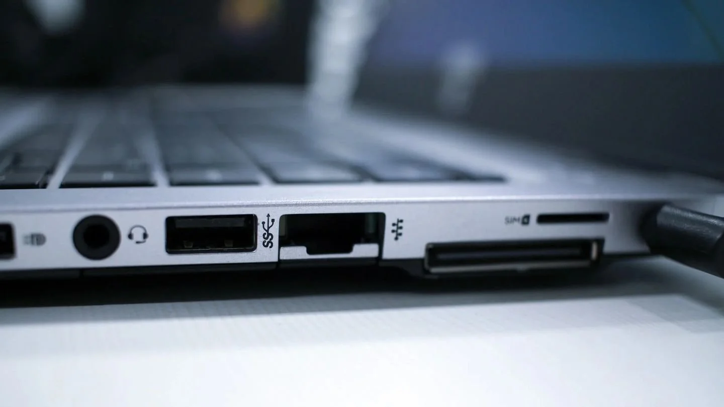 Источник: Windows Report / Фото боковой панели ноутбука