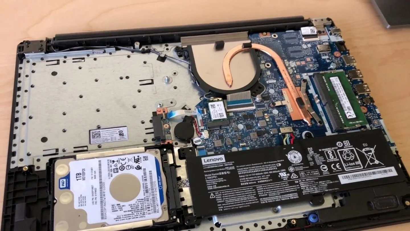 Источник: YouTube / Фото «внутренностей» ноутбука Lenovo IdeaPad 330