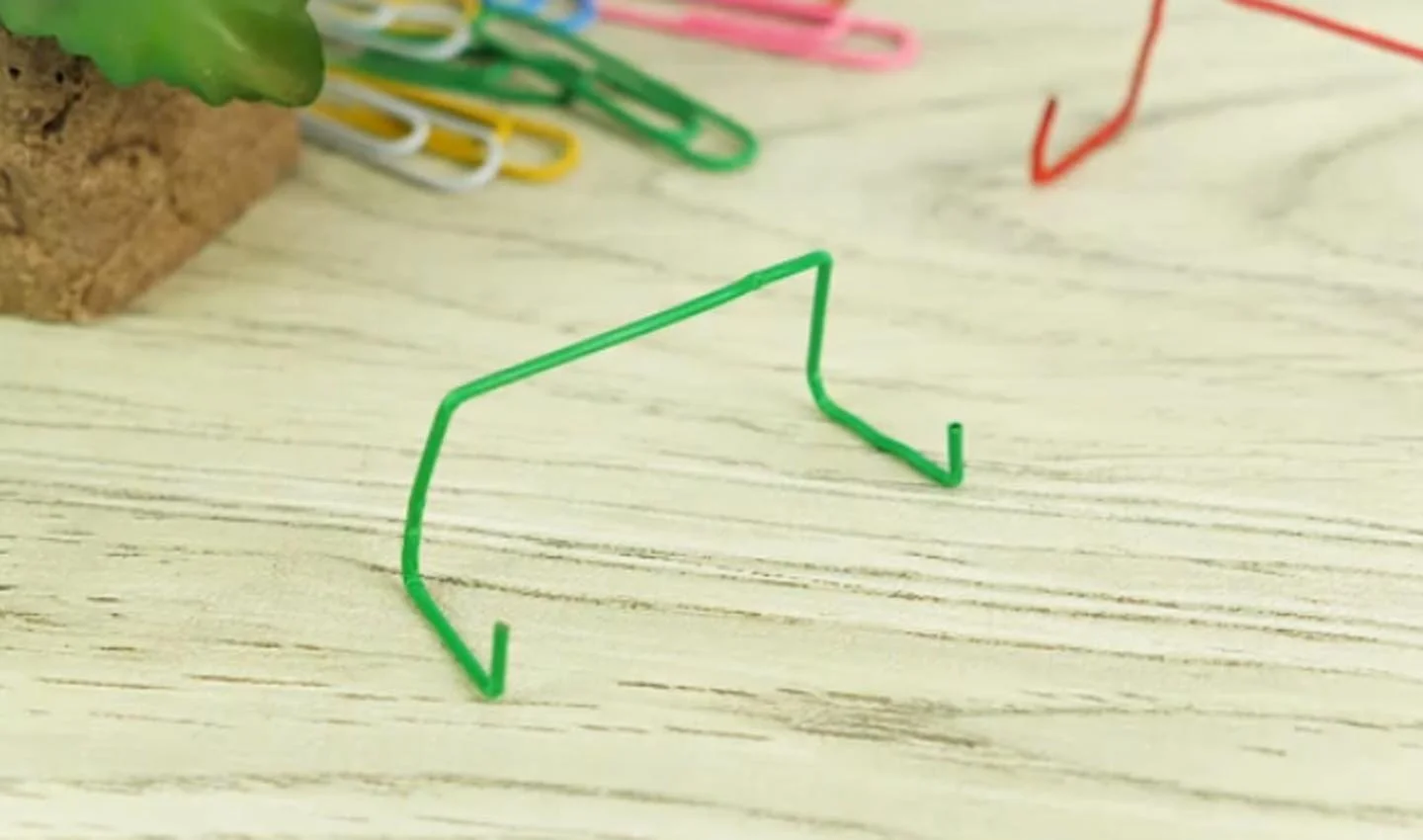 Источник: Wikihow / Подставка для телефона из скрепки