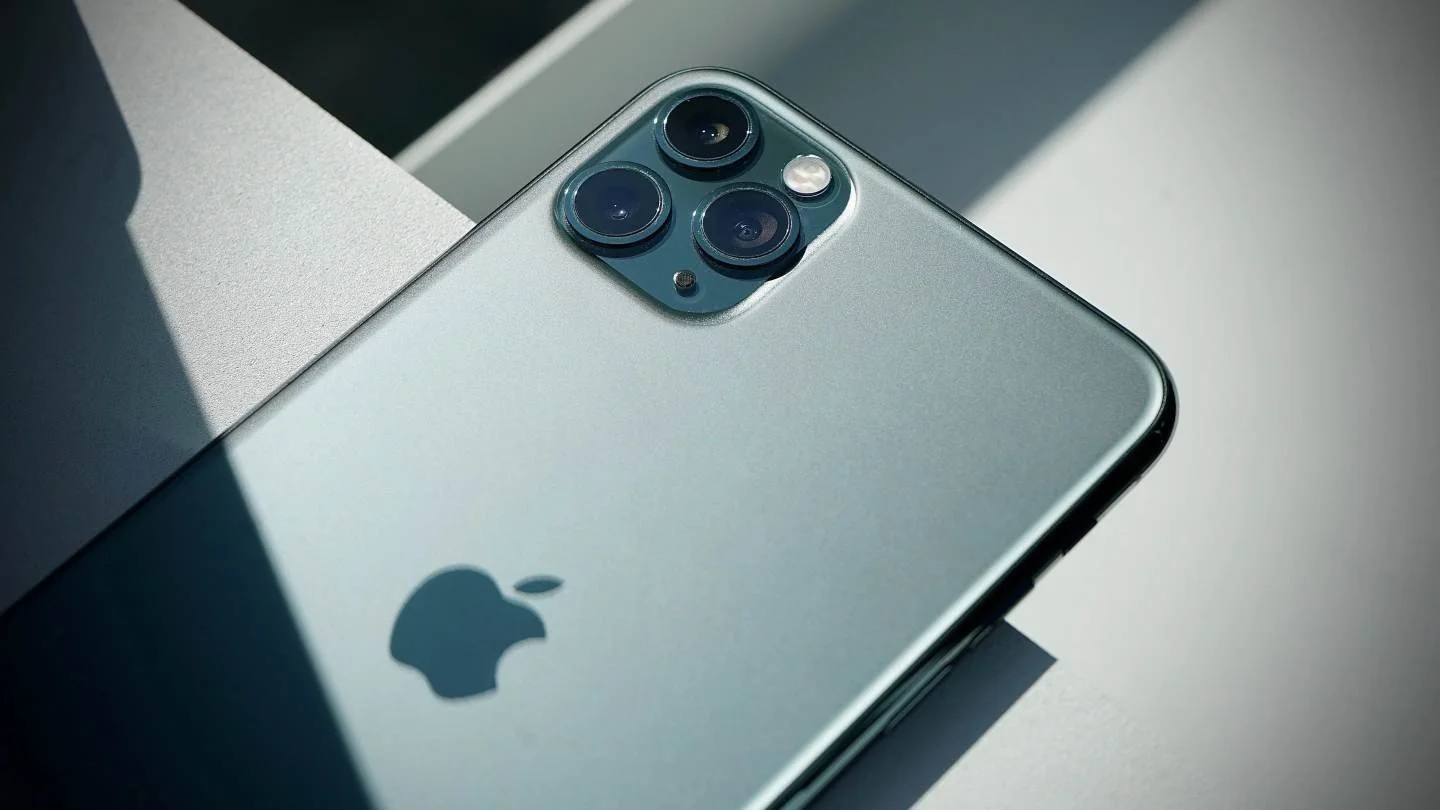 Люксовая модель iPhone подешевела в России на 30%