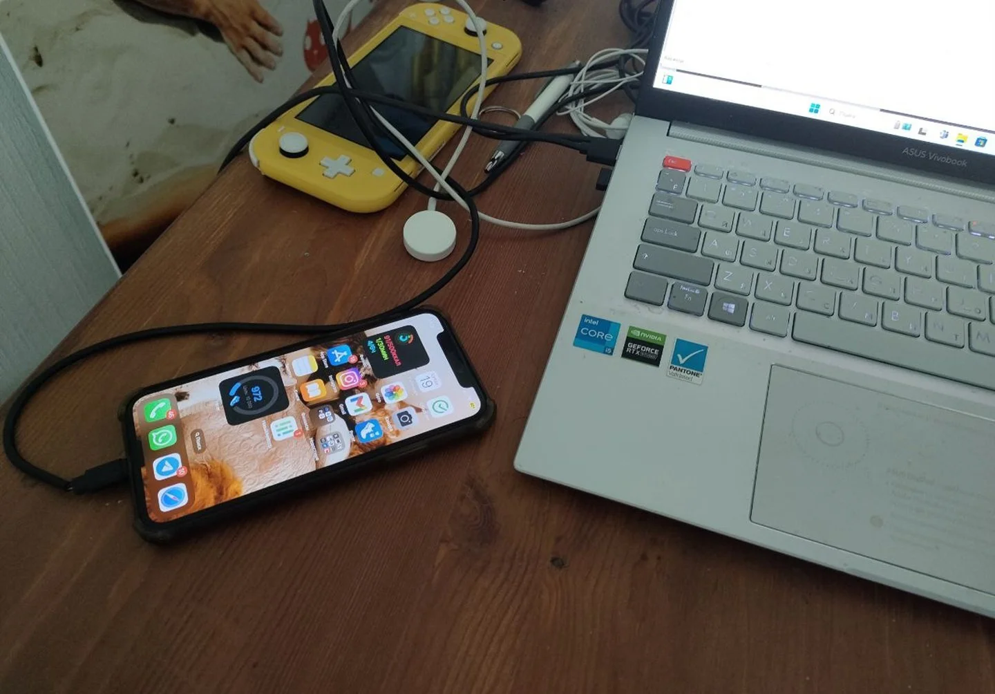 Источник: Respawn / iPhone и ноутбук