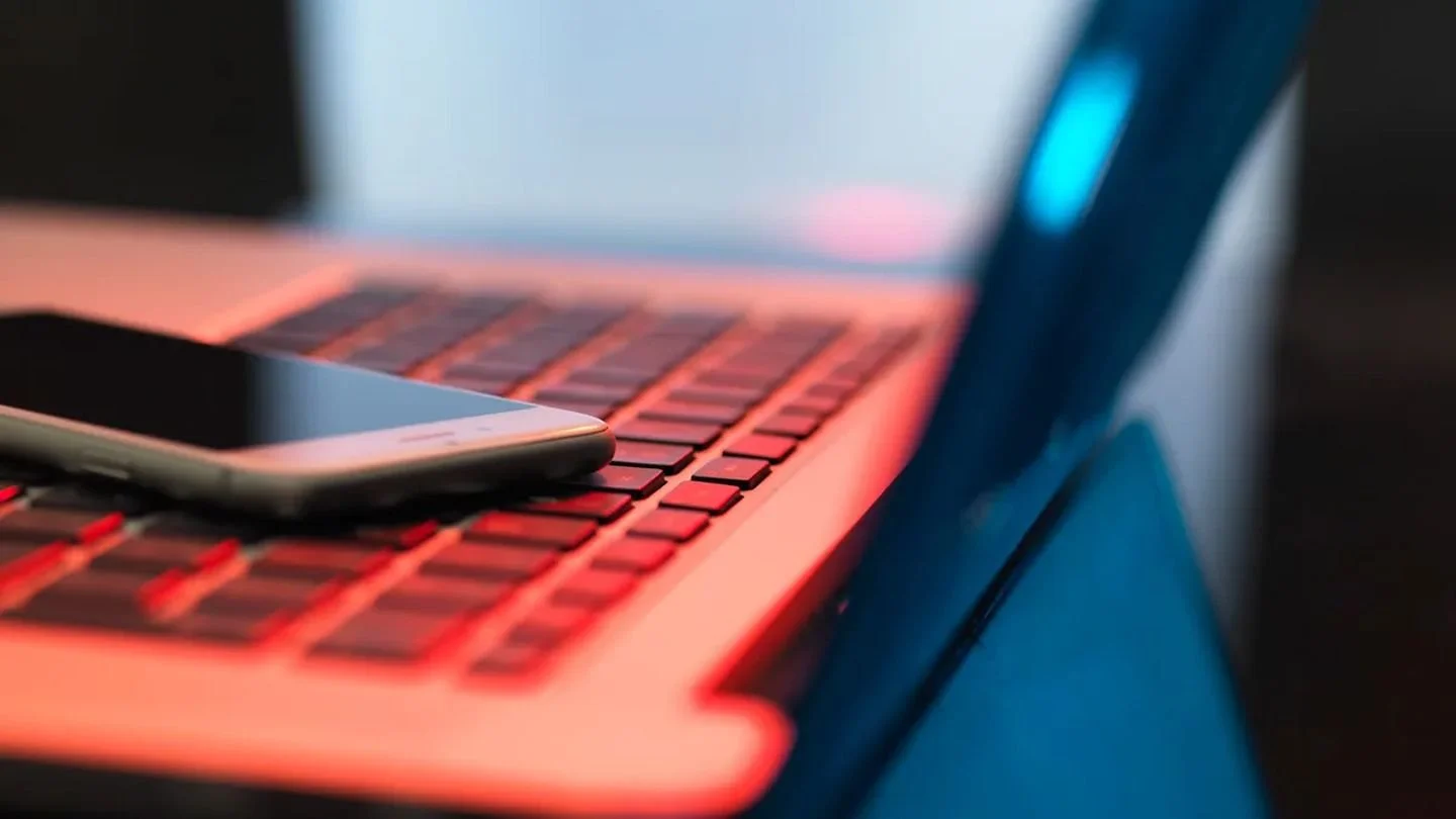 Источник: CNET / Фото смартфона и ноутбука