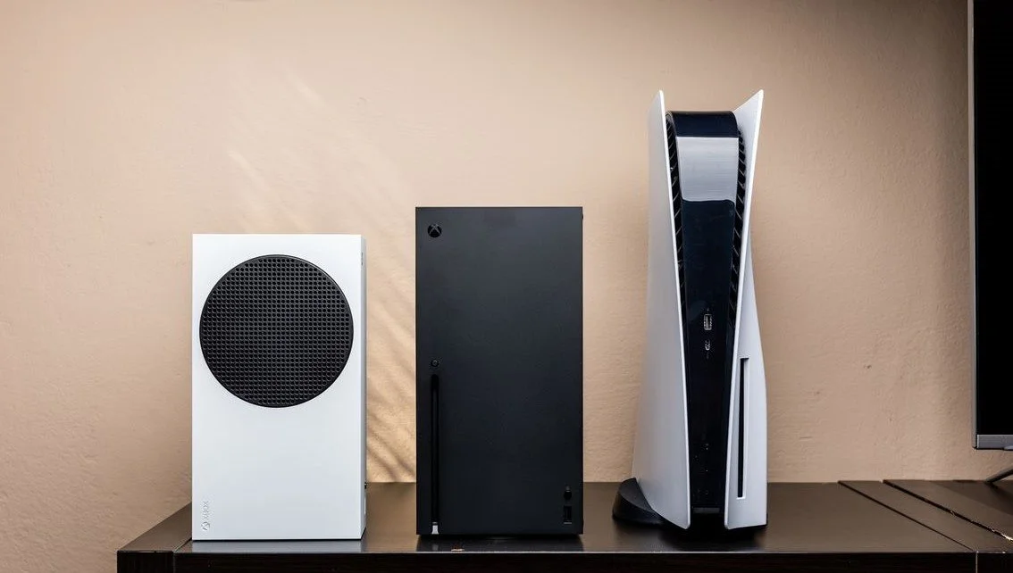 Консольный баттл 2021 года: PS5 или Xbox Series — какая приставка оказалась лучше