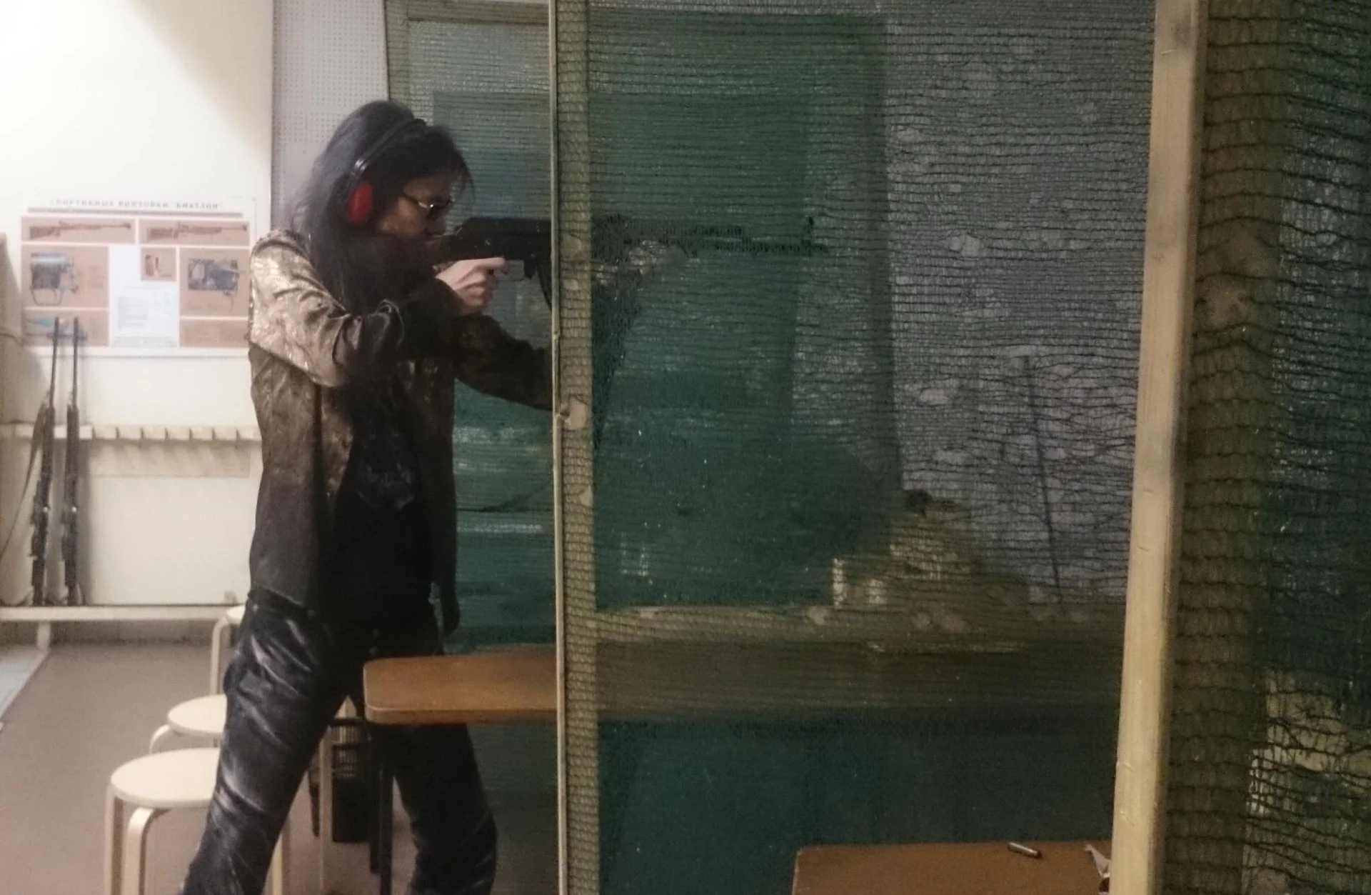 Источник: скриншот respawn.media / Итагаки прилетал в Москву, чтобы пострелять из Калашникова и выпить водки. Все остальное — пустое.