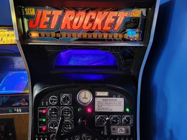 Автомат с установленной Jet Rocket. Главный козырь авиасимов в виде огромной приборной панели на месте.