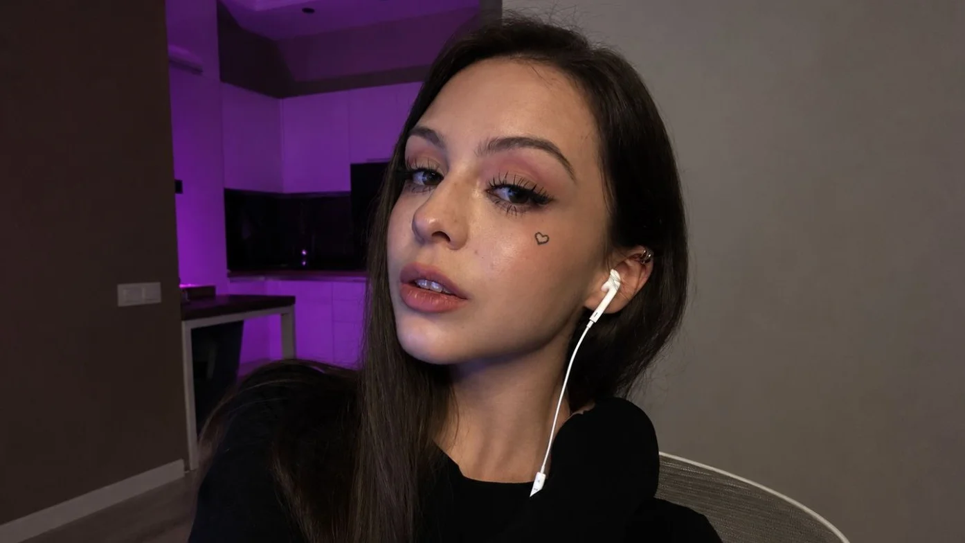 «Бывало, что деанонили и писали угрозы»: каково быть стримершей на Twitch — интервью с Kisulkin6