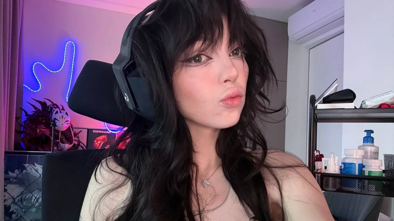 Юлю ByOwl заблокировали на Twitch за просмотр аниме