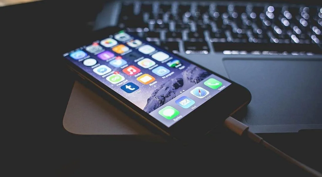 Источник: appleinsider.ru / Подключенный к ноутбуку iPhone