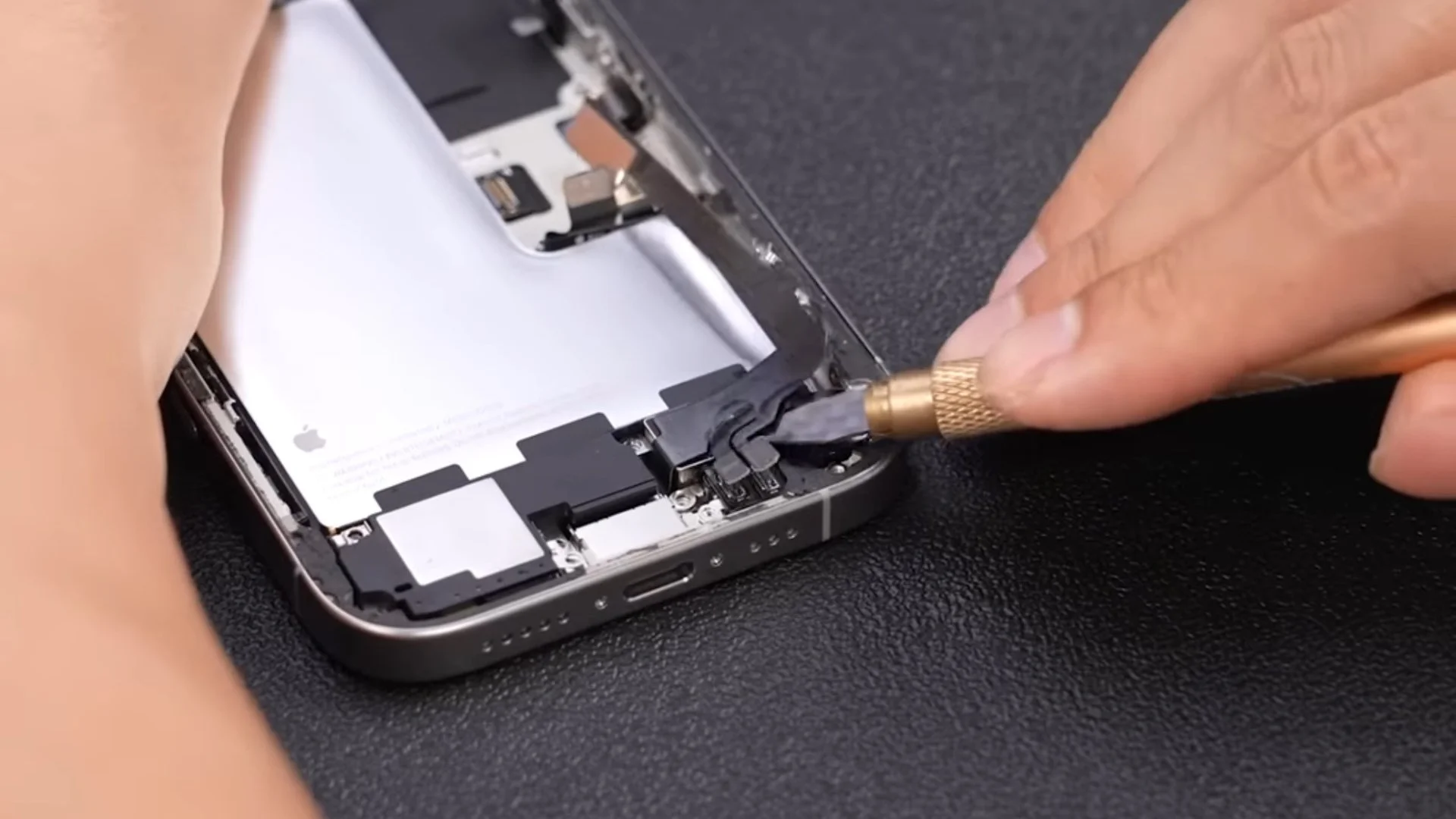 Что внутри у iPhone 16 Pro? Ютубер разобрал смартфон на видео