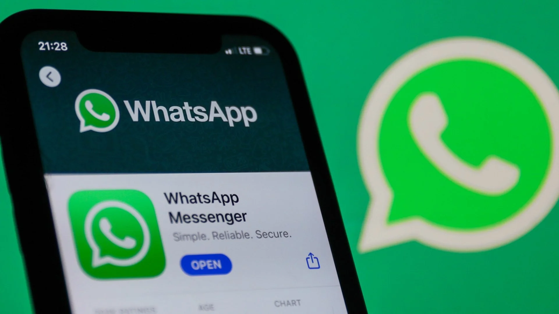 Как закрепить чат в WhatsApp*