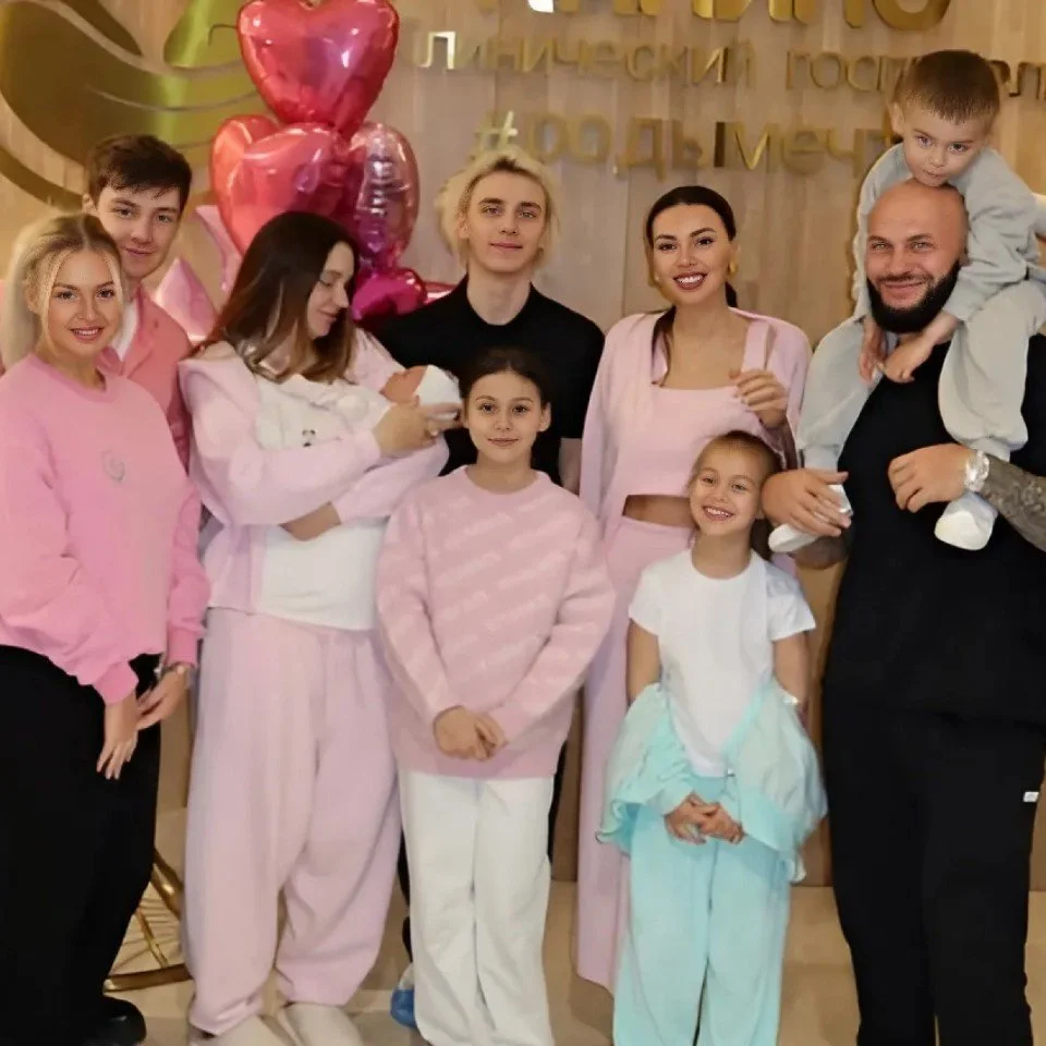 Источник: VK / Влад А4 и Юлия Годунова во время выписки из роддома
