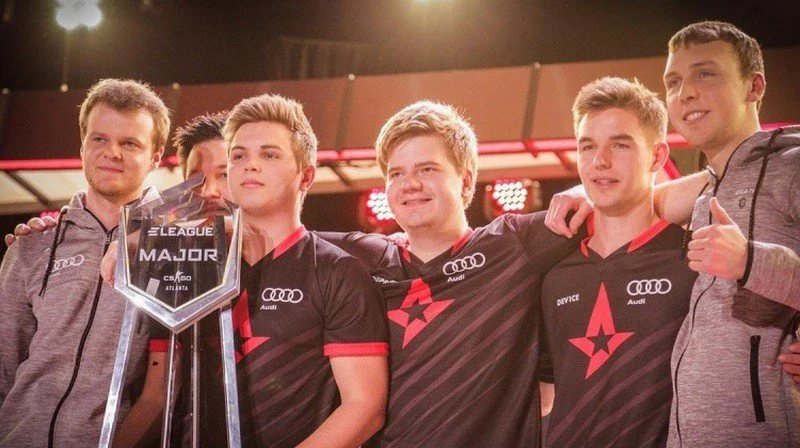 LoL, кофе, Dota и шампунь. Бренды и киберспорт
