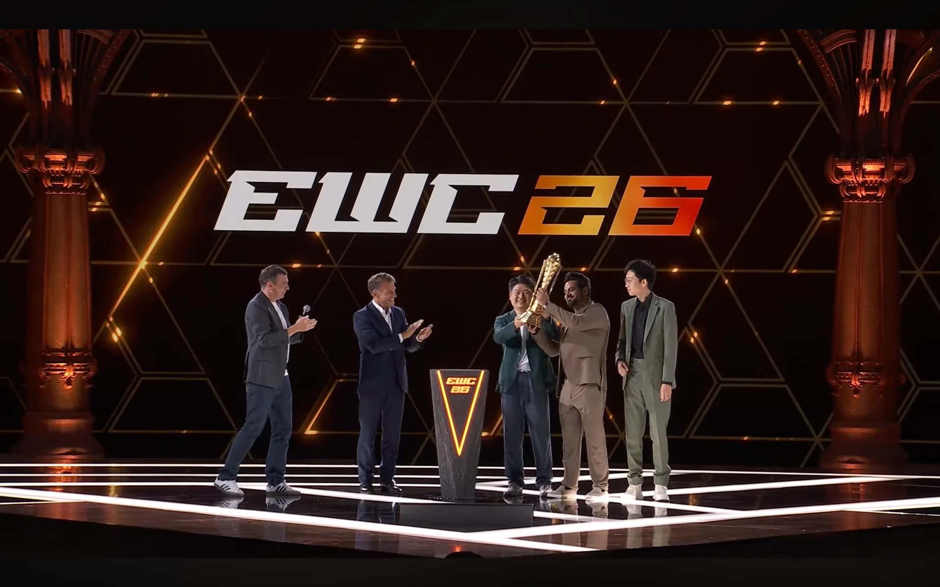 Президент Франции Эмманюэль Макрон и генеральный директор Esports Foundation Ральф Райхерт